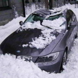 RANeX_отсутсвие снегозадержателей на крыше_повреждение снегом автомобиля