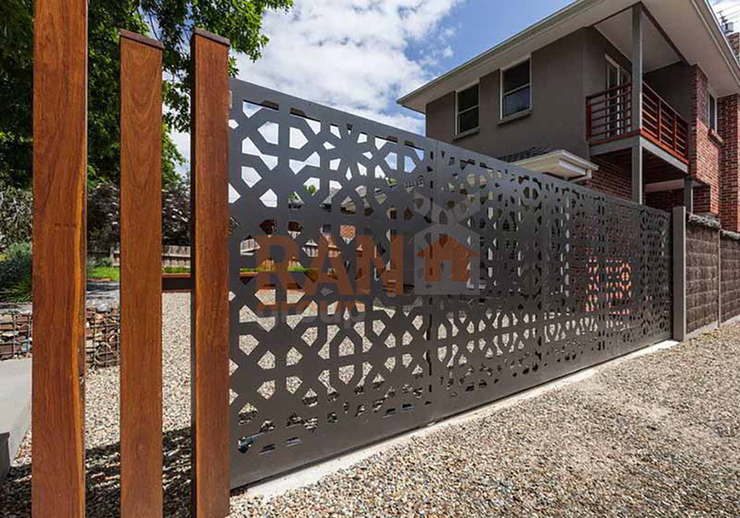 Купить металл на забор. Забор из металла лазерной резки. Забор из листового металла. Перфорированные заборы. Забор из металлического листа.