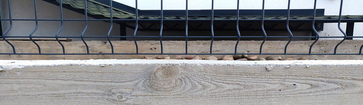 поверхность бетона свайно-ленточного фундамента на деревянной опулубке