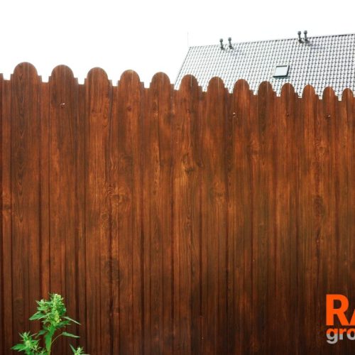 metalloprofilnyj-zabor-iz-proflista-profnastila-pod-shtaketnik-2 забор из профнастила под штакетник С10 тёмное дерево