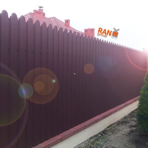 metalloprofilnyj-zabor-iz-proflista-profnastila-pod-shtaketnik забор из профлиста под штакетник