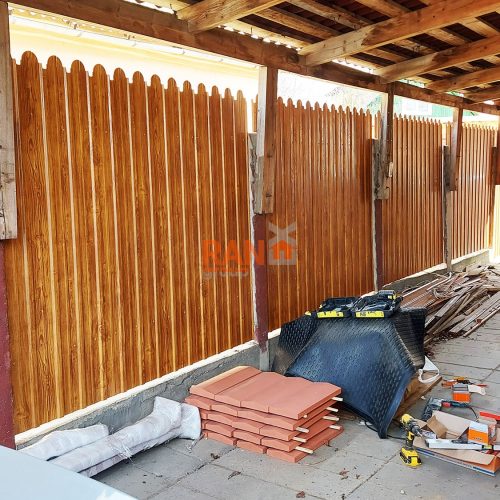 metalloprofilnyj-zabor-iz-proflista-profnastila-pod-shtaketnik-pod-derevo-goldenwood-3 забор из профлиста под штактеник под дерево С10